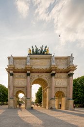 Arc-de-Triomphe-du-Carrousel;-Architecture;-Heritage;-Historic-monument;-Jardin-du-Carrousel;-Kaleidos;-Kaleidos-images;-La-parole-à-limage;-Louvre;-Napoleon-I;-Paris;-Sky;-Stories-Pictures;-Symmetry;-Tarek-Charara;-Tourism